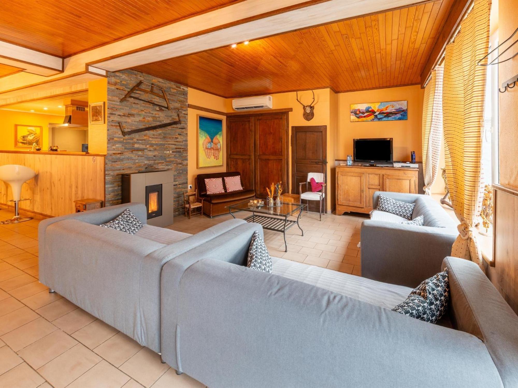 Holiday Home With Bubble Bath Florenville Exterior foto